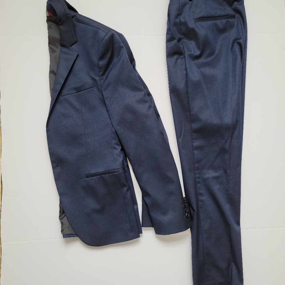 Zara Suits - Picture 2 of 3